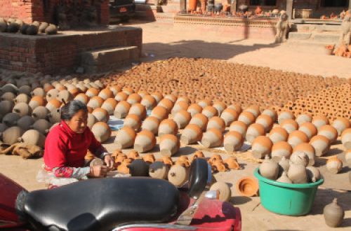 women-cleaning_pot-at-bhaktapur